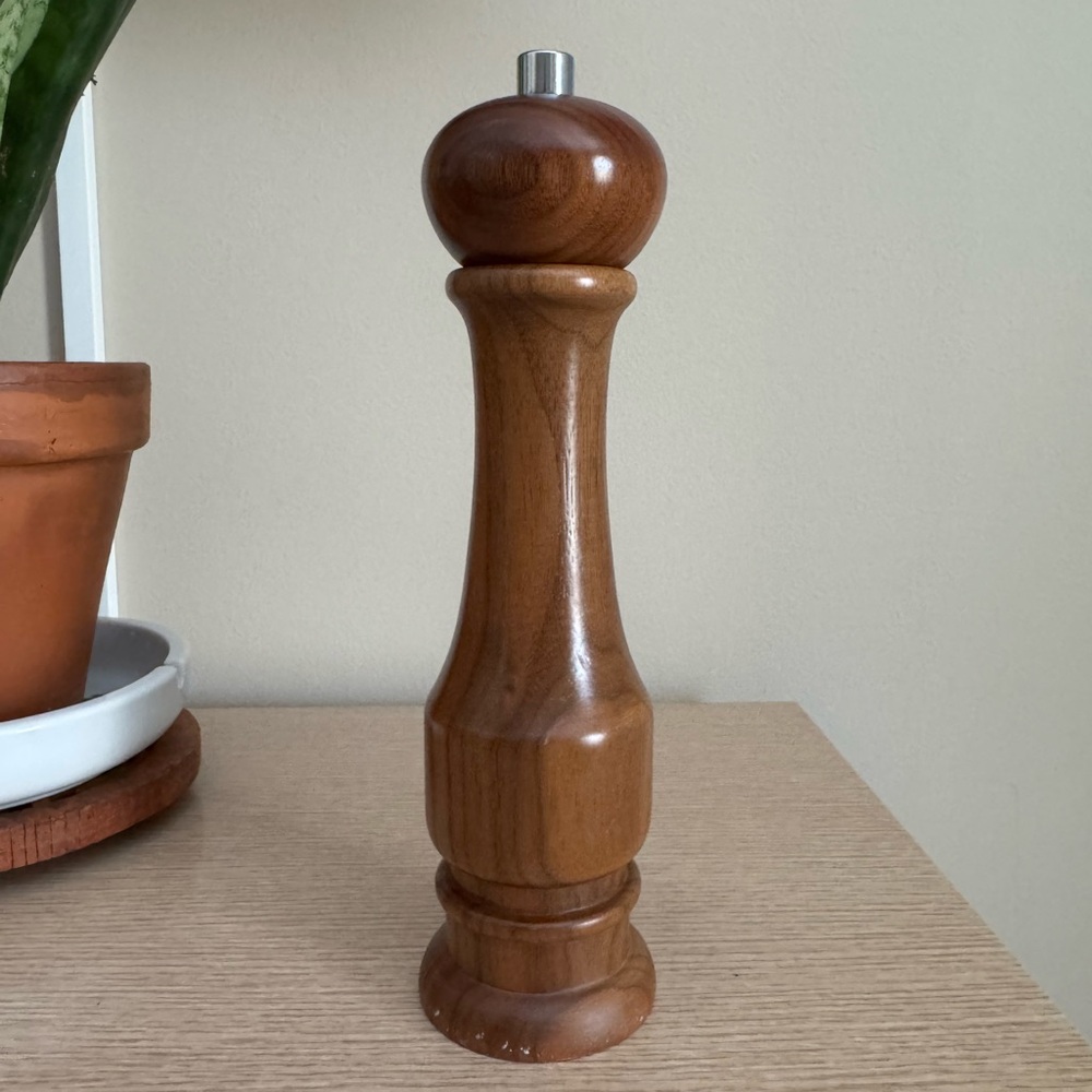 Williams Sonoma Walnut Pepper Mill